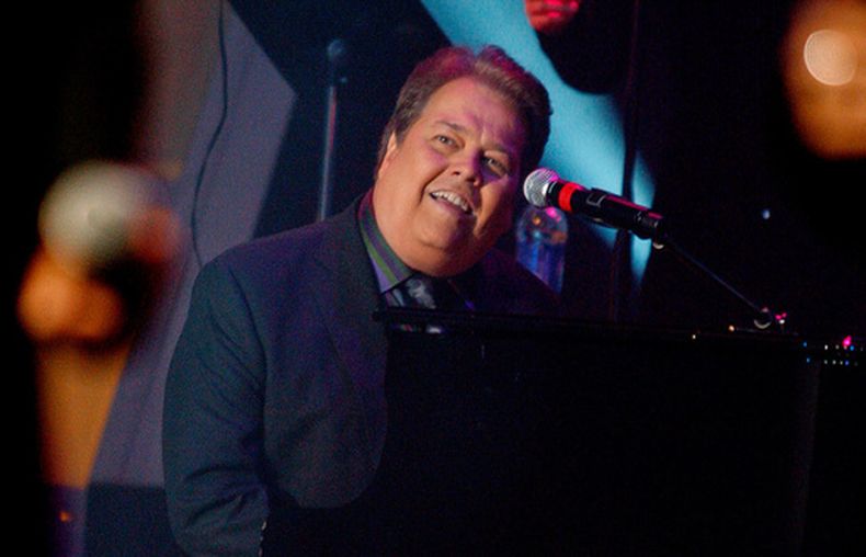 ARCHIVO - Alan Osmond actúa durante la grabación del programa del 50 aniversario de los Osmonds en Las Vegas el 14 de agosto de 2007. (Foto AP/Isaac Brekken, archivo)