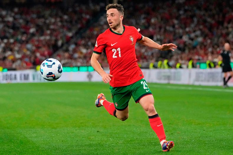 ARCHIVO - Foto del 8 de septiembre del 2024, el portugués Diogo Jota corre con el balón en el encuentro ante Escocia en la Liga de Naciones UEFA. (AP Foto/Armando Franca, Archivo)