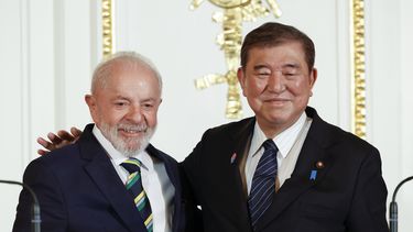 El presidente de Brasil, Luiz Inácio Lula da Silva, a la izquierda, y el primer ministro japonés, Shigeru Ishiba posan para las cámaras tras una conferencia de prensa conjunta en la casa de huéspedes del Palacio de Akasaka en Tokio, el miércoles 26 de marzo de 2025. (Rodrigo Reyes Marin/Pool Foto via AP)