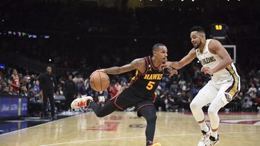 Murray y Young dan triunfo a Hawks en tiempo extra