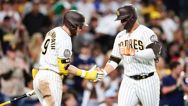 Ty France, derecha, de los Padres de San Diego, es felicitado por Jake Cronenworth, izquierda, después de batear un cuadrangular solitario contra los Azulejos de Toronto durante la sexta entrada del juego de béisbol de Grandes Ligas, el sábado 11 de julio de 2026, en San Diego. (AP Foto/Derrick Tuskan)
