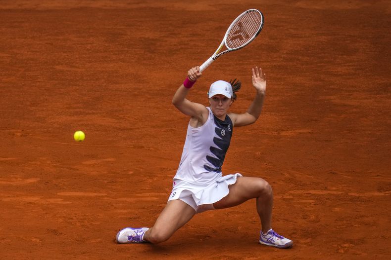 Iga Swiatek devuelve ante Bernarda Pera en el Abierto de Madrid, el domingo 30 de abril de 2023. (AP Foto/Manu Fernández)