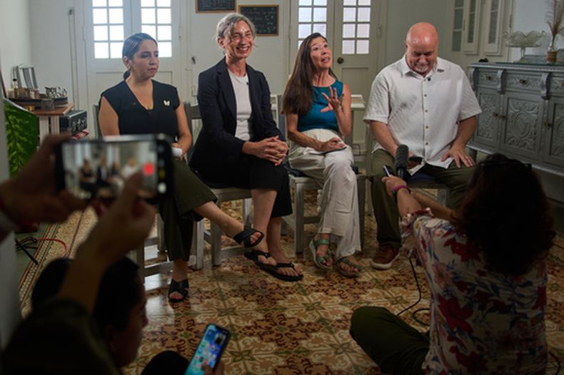 De izquierda a derecha, los representantes estadounidenses Delia C. Ramírez de Illinois, Maxine Dexter de Oregón, Teresa Leger Fernández de Nuevo México y Mark Pocan de Wisconsin, todos demócratas, ofrecen una conferencia de prensa en La Habana, Cuba, el domingo 12 de julio de 2026. (AP Foto/Ramón Espinosa)