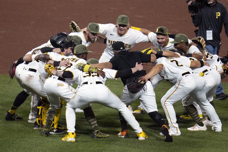 Los Piratas de Pittsurgh festejan la victoria sobre los Diamondbacks de Arizona, el viernes 19 de mayo de 2023 (AP Foto/Gene J. Puskar)