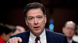 ARCHIVO – El exdirector del FBI James Comey habla en una audiencia del Comité de Inteligencia del Senado en el Capitolio, en Washington, el 8 de junio de 2017. (AP Foto/Andrew Harnik, Archivo)
