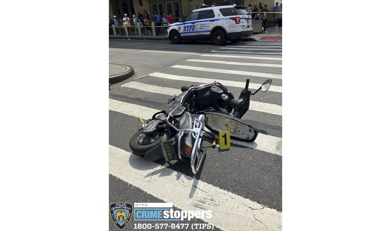 Esta imagen, proporcionada por el Departamento de Policía de la Ciudad de Nueva York el sábado 8 de julio de 2023, muestra un patinete eléctrico recuperado en el lugar donde se registró un tiroteo en el distrito de Queens, en Nueva York. (Departamento de Policía de la Ciudad de Nueva York vía AP)