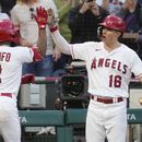 El venezolano Luis Rengifo, de los Angelinos de Los Ángeles, festeja con Mickey Moniak, tras batear un jonrón en el quinto inning del juego del miércoles 7 de junio de 2023, ante los Cachorros de Chicago (AP Foto/Ashley Landis)