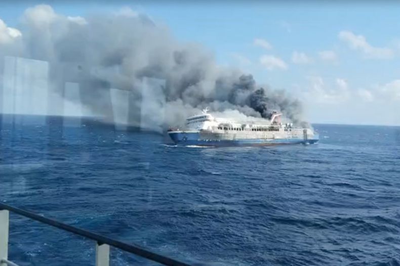 En esta imagen tomada de un video publicado por la Agencia Indonesia de Búsqueda y Rescate (BASARNAS) el domingo 2 de agosto de 2026, una humareda sale del barco de pasajeros Mutiara Santosa 2, incendiado en aguas cerca de la isla de Madura, Indonesia. (BASARNAS via AP)