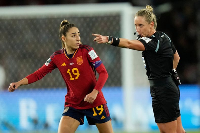 ARCHIVO - La árbitra Tori Penso (derecha) señala un penal ante la presencia de la jugadora española Olga Carmona en la final del Mundial femenino entre España e Inglaterra, el domingo 20 de agosto de 2023, en Sydney. (AP Foto/Rick Rycroft)