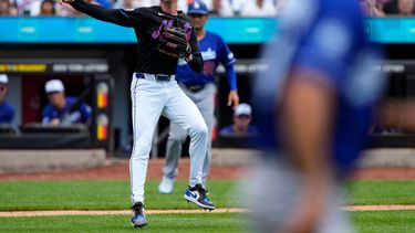 El pitcher de los Mets de Nueva York Luke Weaver lanza a la primera base para poner out a Teoscar Hernández de los Dodgers de Los Ángeles, el domingo 26 de julio de 2026, en Nueva York. (AP Foto/Yuki Iwamura)