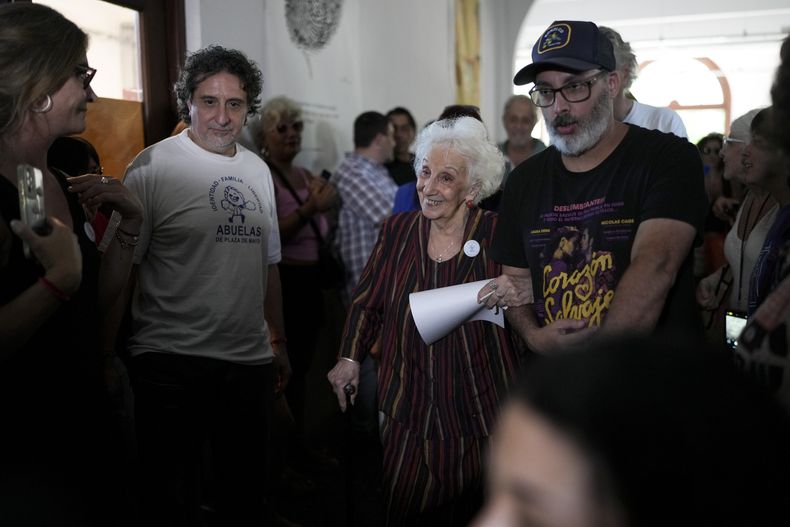 Estela de Carlotto, centro, presidenta del grupo argentino de derechos humanos Abuelas de Plaza de Mayo, llega para anunciar que la organización ha localizado a la persona número 139 que desapareció cuando era niña durante la dictadura de 1976 a 1983, en Buenos Aires, Argentina, el martes 21 de enero de 2025. (AP Foto/Natacha Pisarenko)