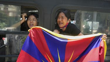 Tibetanos exiliados gritan consignas desde un autobús después de ser detenidos y llevados a una estación de policía durante una protesta contra la visita del ministro de Relaciones Exteriores chino, Wang Yi, a India, en Nueva Delhi, India, el martes 19 de agosto de 2025. (AP Foto/Manish Swarup)