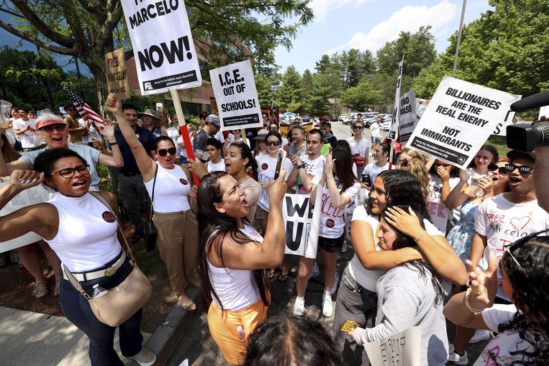 Partidarios protestan contra la detención del joven Marcelo Gomes da Silva Milford, Massachusetts, el 5 de junio del 2025 (AP foto/Mark Stockwell)