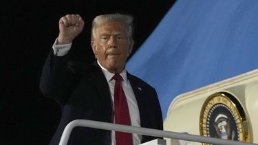 El presidente Donald Trump cierra un puño mientras aborda el Air Force One en la Base de Reserva Conjunta de la Estación Aérea Naval, el domingo 9 de febrero de 2025, en Nueva Orleans. (AP Foto/Ben Curtis)
