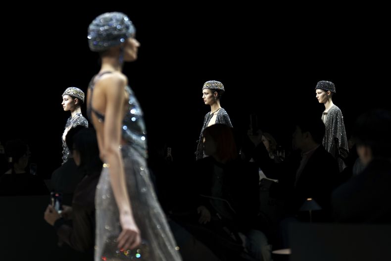 Desfile de la colección femenina Otoño/Invierno 2025-2026 de Giorgio Armani presentada en Milán, Italia, el domingo 2 de marzo de 2025. (AP Foto/Luca Bruno)