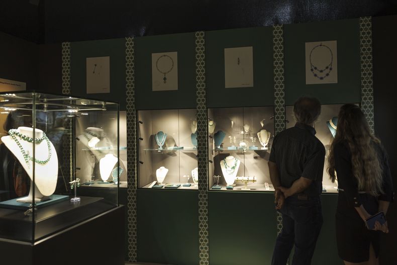 Visitantes miran joyas Bulgari en la exposición El mundo de Heidi Horten con 700 piezas de joyería de la fallecida multimillonaria austriaca Heidi Horten, en la Casa de Subastas Christies en Ginebra, Suiza, el lunes 8 de mayo de 2023. (Salvatore Di Nolfi/Keystone vía AP)