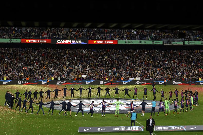 Jugadores del Barcelona celebran la obtención del trofeo de campeón tras el encuentro en en el Camp Nou ante la Real Sociedad el sábado 20 de mayo del 2023.(AP Foto/Joan Monfort)