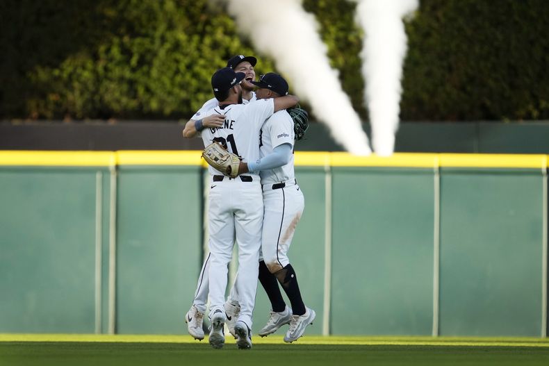 Riley Greene, Parker Meadows (izquierda) y el dominicano Wenceel Pérez, de los Tigres de Detroit, festejan la victoria en el tercer juego de la serie divisional de la Liga Americana ante los Guardianes de Cleveland, el miércoles 9 de octubre de 2024 (AP Foto/Paul Sancya)