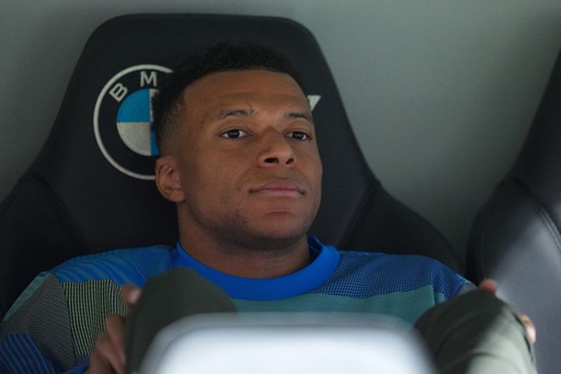El francés Kylian Mbappé, del Real Madrid, observa desde la banca antes de un partido ante Real Oviedo, el jueves 14 de mayo de 2026 (AP Foto/Manu Fernández)