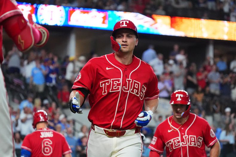 Corey Seager, de los Rangers de Texas, trota hacia la cueva tras lograr un jonrón ante los Guardianes de Cleveland, el viernes 5 de junio de 2026 (AP Foto/LM Otero)