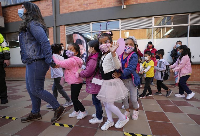 Estudiantes colombianos vuelven a educación 100% presencial