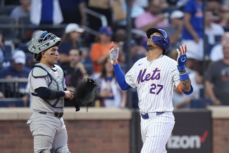 Mark Vientos, de los Mets de Nueva York, festeja su jonrón durante el juego ante los Yankees de la misma ciudad, el martes 25 de junio de 2024 (AP foto/Frank Franklin II)