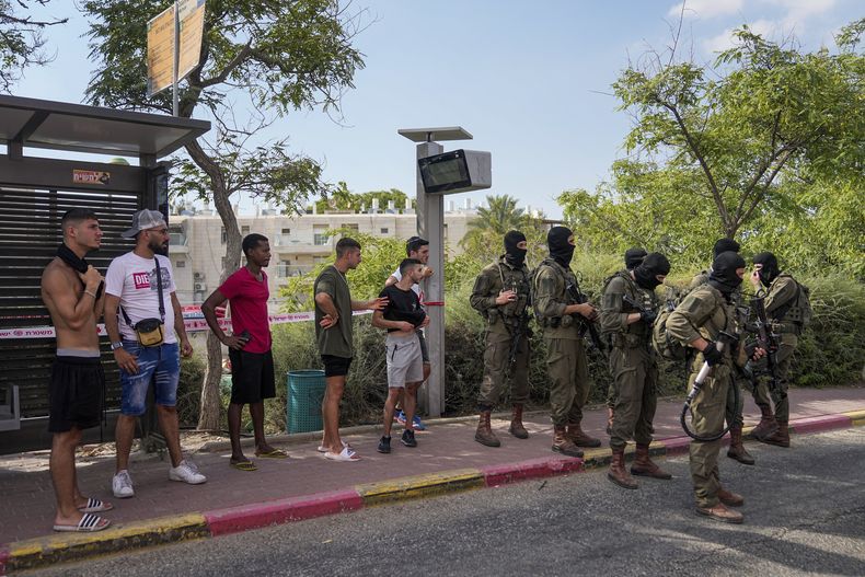 El lugar de un ataque palestino en el sentamiento judío de Maale Adumim, Cisjordania, el 1 de agosto de 2023. (Foto AP/Ohad Zwigenberg)