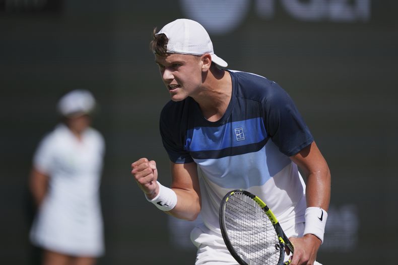 Holger Rune, de Dinamarca, celebra un punto contra Daniil Medvedev, de Rusia, durante su partido de semifinales en el torneo de tenis BNP Paribas Open, el sábado 15 de marzo de 2025, en Indian Wells, California (AP Foto/Mark J. Terrill)