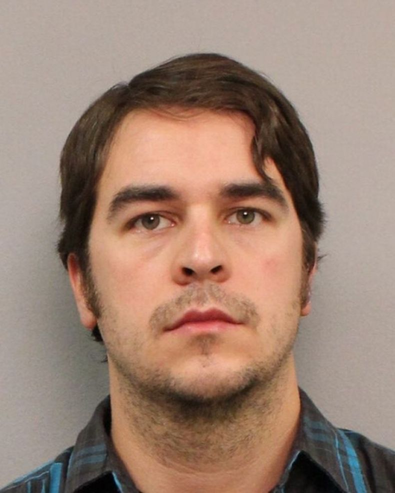 El agente federal de vuelo Adam Bartsch poco despu&eacute;s de su arresto el jueves 17 de octubre de 2017, en imagen que facilit&oacute; el Departamento de Polic&iacute;a de Nashville. Bartsch est&aacute; acusado de tomar fotos con su celular abajo de las
