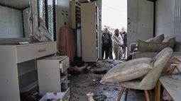 Palestinos inspeccionan los daños en un salón de belleza tras un mortal ataque iraní en la aldea cisjordania de Beit Awa, cerca de Hebrón, el jueves 19 de marzo de 2026. (Foto AP/Mahmoud Illean)