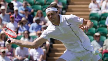 El estadounidense Taylor Fritz regresa una bola de su compatriota Patrick Kypson en la segunda ronda de Wimbledon el jueves 2 de julio del 2026. (AP Foto/Brian Inganga)