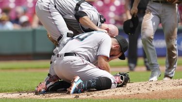 Marlins superan 7-6 a Rojos; Castaño, golpeado con una línea