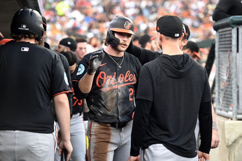 Gunnar Henderson, de los Orioles de Baltimore, festeja en la cueva luego de anotar en un sencillo de Cedric Mullins ante los Tigres de Detroit, el sábado 14 de septiembre de 2024 (AP Foto/José Juárez)