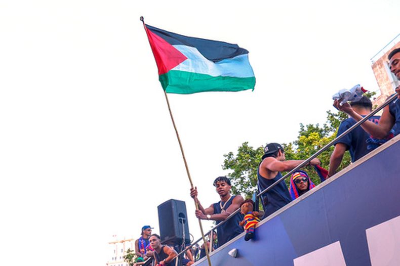 El astro del Barcelona Lamine Yamal sostiene una bandera palestina al celebrar la consagración del equipo como campeones de la Liga de España, el lunes 11 de mayo de 2026, en Barcelona. (AP Foto)