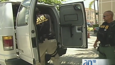 Clientes de una farmacia allanada hoy por agentes federales reaccionan