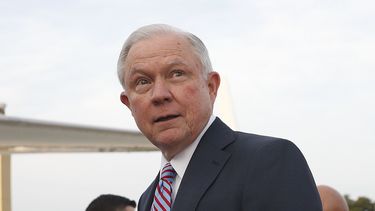 Buscan ley que impida a Trump despedir a Sessions o Mueller