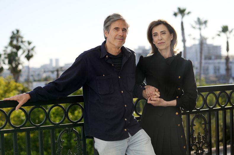 Walter Salles, izquierda, director de la película Ainda Estou Aqui, y la actriz Fernanda Torres posan para promover la película el miércoles 13 de noviembre de 2024 en West Hollywood, California. (Foto AP/Chris Pizzello)
