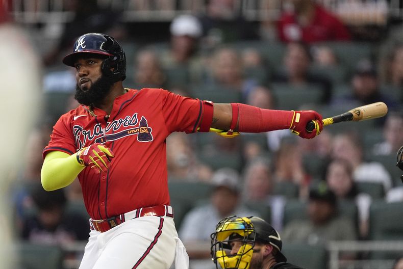 El dominicano Marcell Ozuna, de los Bravos de Atlanta, conecta un doble de tres carreras en el juego del viernes 28 de junio de 2024, ante los Piratas de Pittsburgh (AP Foto/John Bazemore)
