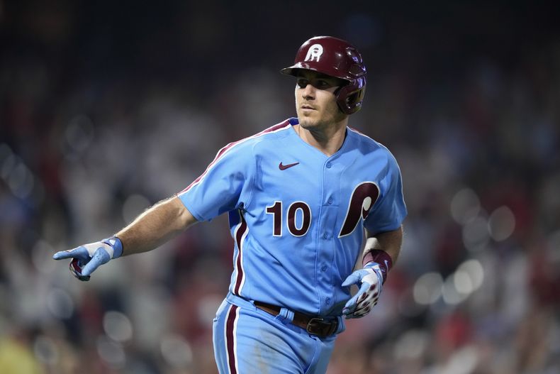 JT. Realmuto, de los Filis de Filadelfia, festeja luego de batear un jonrón de dos carreras ante los Nacionales de Washington, el jueves 10 de agosto de 2023 (AP Foto/Matt Slocum)
