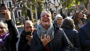 Unas personas festejan al conocer los números ganadores del premio mayor la lotería española, en Logroño, España. (AP Foto/Miguel Oses)
