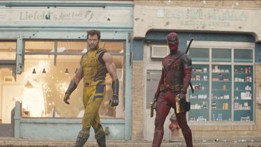 En esta imagen proporcionada por 20th Century Studios/Marvel Studios, Hugh Jackman como Wolverine/Logan, izquierda, y Ryan Reynolds en una escena de Deadpool & Wolverine. (20th Century Studios/Marvel Studios vía AP)