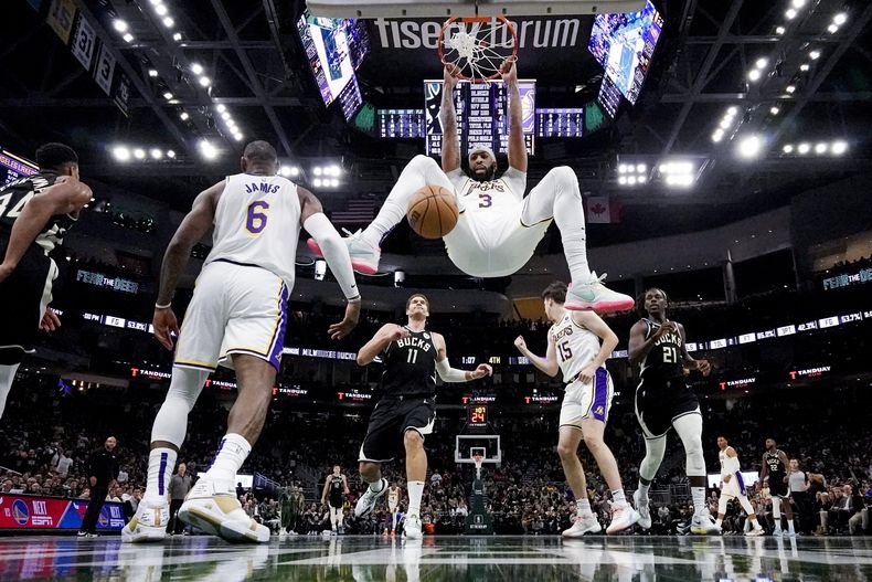 Lakers, Con 44 Puntos De Davis, Superan A Bucks 133-129