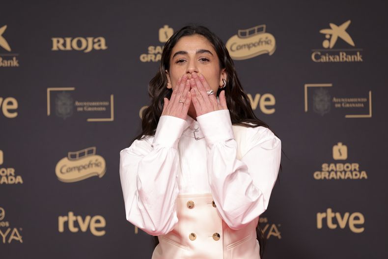 Carolina Yuste llega a la 39ª edición de los Premios Goya en Granada, España, el sábado 8 de febrero de 2025, en Granada. (Foto AP/Fermin Rodriguez)
