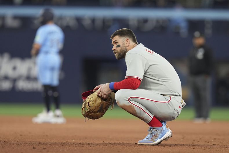 El primera base de los Filis de Filadelfia Bryce Harper en la quinta entrada del juego ante los Azulejos de Toronto el martes 3 de junio del 2025. (Chris Young/The Canadian Press via AP)