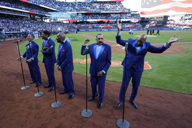 The Temptations cantan antes del quinto juego de la Serie de Campeonato de la Liga Nacional entre los Dodgers de los Ángeles y los Mets de Nueva York, el viernes 18 de octubre de 2024 (AP Foto/Frank Franklin II)