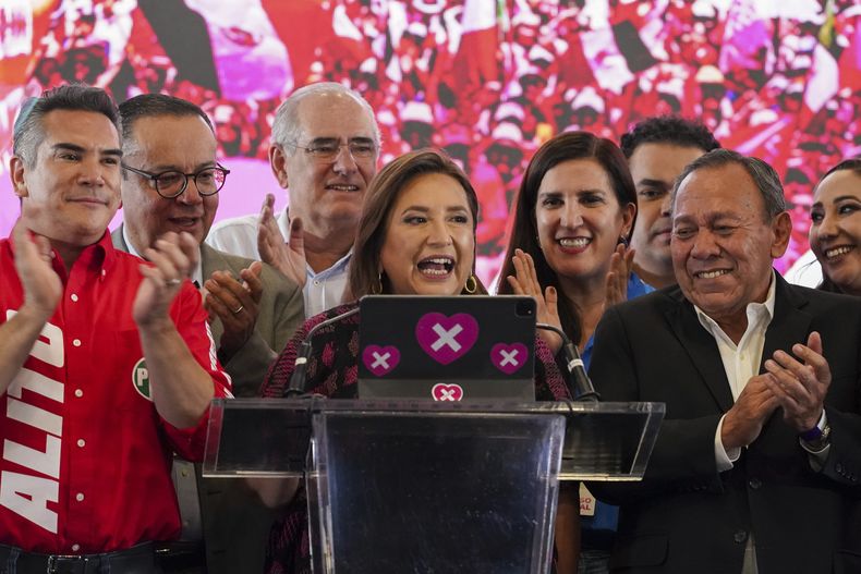 La candidata presidencial opositora Xóchitl Gálvez ofrece declaraciones tras el cierre de urnas en las elecciones generales en Ciudad de México, el domingo 2 de junio de 2024. (AP Foto/Marco Ugarte)