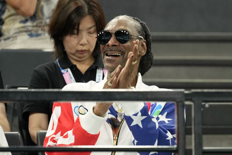 Snoop Dogg asiste a la ronda de clasificación de gimnasia artística femenina en el Bercy Arena de los Juegos Olímpicos de Verano de 2024, el domingo 28 de julio de 2024, en París, Francia. (Foto AP/Charlie Riedel)