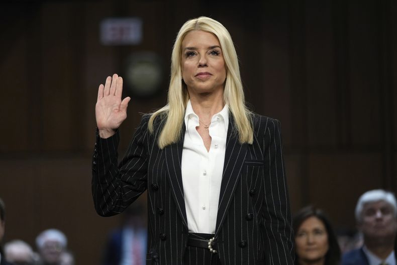 Pam Bondi, la elección del presidente electo Donald Trump para secretaria de Justicia, presta juramento ante la Comisión de Asuntos Jurídicos del Senado durante su audiencia de confirmación en el Capitolio, en Washington, el miércoles 15 de enero de 2025. (AP Foto/Ben Curtis)