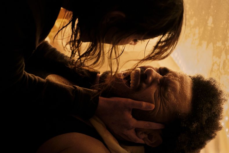 Esta imagen publicada por Lionsgate muestra a Jenna Ortega como Anima, arriba, y Abel The Weeknd Tesfaye como Abel, en una escena de Hurry Up Tomorrow. (Andrew Cooper/Lionsgate via AP)