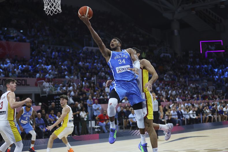 Giannis Antetokounmpo de Grecia avanza hacia el balón en el encuentro ante España en el Grupo C del Eurobasket el jueves 4 de septiembre del 2025. (AP Foto/Sakis Savvides)